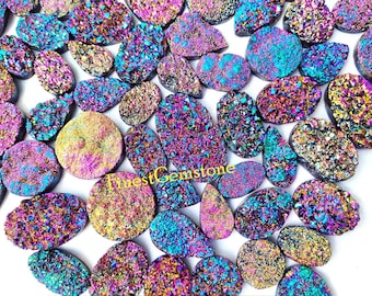 Titanium Druzy. FIJN ZELDZAAM! Regenbooggecoate titanium druzy edelsteen. Veelkleurige titanium cabochon. Groothandelsprijs: titaniumkristal.