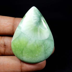 Hemimorfiet cabochon. Larimar-ontwerp hemimorfiet. Zeegroen hemimorfiet. Hemimorfiet edelsteen. Peervorm hemimorfiet 106 cts KB-10626