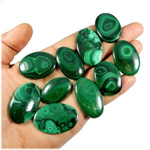 Natuurlijk groen malachiet. Genezende malachiet edelsteen. Malachiet cabochon. Groothandel lot 10 st ovale vorm malachiet voor sieraden 480 kt KB-11103