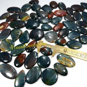 Bloedsteen edelsteen. Roodgroene bloedsteencabochon. Natuurlijke bloedsteen groothandel partij 13 stuks 500 cts mix vorm helende bloedsteen voor sieraden: