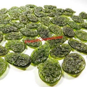 Trendy! Moldavietkleurig glas. Moldaviet designer groen glas. Door de mens veroorzaakte edelsteen van Moldavietglas. Groothandel: glas van 30 ct tot 5000 ct