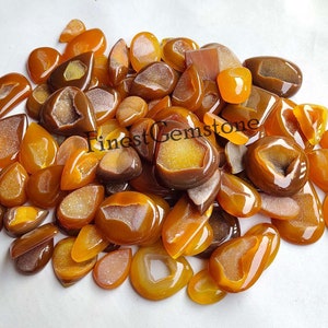 Gele onyx dreuze agaatcabochon. Druzy edelsteen gele agaat. Groothandelkavel 500 cts 6 st. Natuurlijke onyx druzy agaat geode edelsteen.