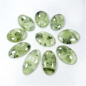Groene prehniet. Prehniet-rutielcabochon. Natuurlijke prehniet edelsteen. Groothandel bulkpartij 10 stuks 475 cts. Los gepolijst prehniet. KB-10543