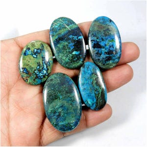 Natuurlijke blauwe Shattuckiet. Blauwe Shattuckiet-edelsteen. Massief! Shattuckietcabochon. Groothandelkavel van 5 stuks, 239 cts los voor sieraden.  KB-10516