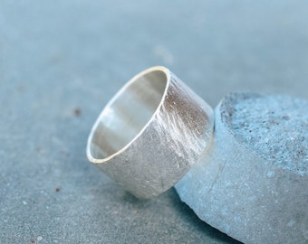 Breiter Gehämmerter Ring aus Sterlingsilber, Holzeffekt mit matter Oberfläche