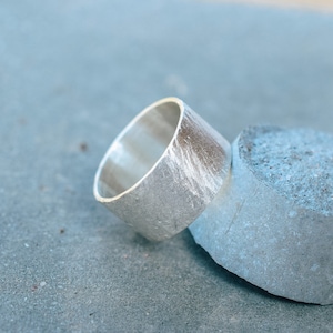 Breiter Gehämmerter Ring aus Sterlingsilber, Holzeffekt mit matter Oberfläche