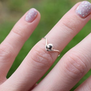 1 mm chevron sterling silver stacking ring with pebble, skinny silver chevron stackable ring with ball