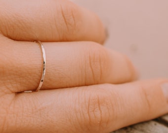 Anillo apilable de plata de ley martillada, acabado brillante, 1 mm