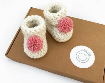 Baby girl gift, Crochet baby booties, Pink pom pom booties, Baby shower gift, Photo prop, Newborn baby shoes, Pom pom baby shoes, New baby