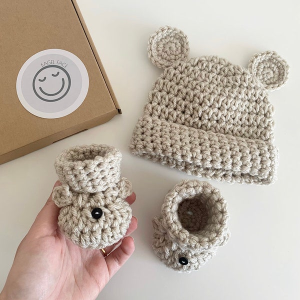 Baby bear gift set, new baby gift set, crochet baby gift, unisex baby present, baby bear hat and booties, crochet bear hat and shoes set