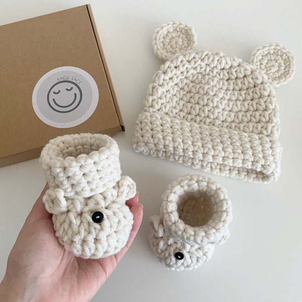 Baby bear gift set, new baby gift set, crochet baby gift, unisex baby present, baby bear hat and booties, crochet bear hat and shoes set