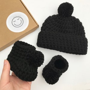 黒のかぎ針編みのベビー帽子とブーティ、新生児ギフトセット、ポンポン帽子とブーティ、かぎ針編みの帽子、黒のベビーブーティ、ユニセックスのベビーギフト