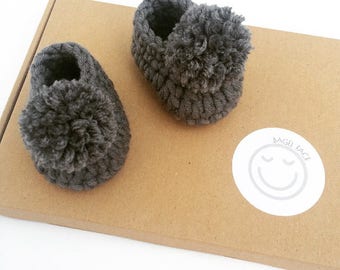 Grey pom pom baby slippers, new baby crochet shoes, crochet baby shoes, baby shower gift, unisex baby shoes, photo prop, my first shoes