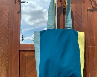 Tote bag realizzata a mano con materiali di recupero