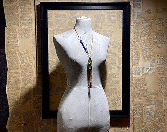 Collana realizzata a mano con medaglione in legno