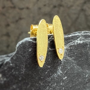 Orecchini ovali fatti a mano in oro massiccio 18 carati, orecchini a bottone fatti a mano in oro e diamanti, orecchini in oro giallo 18 carati con diamanti taglio brillante rotondo da 1,2 mm