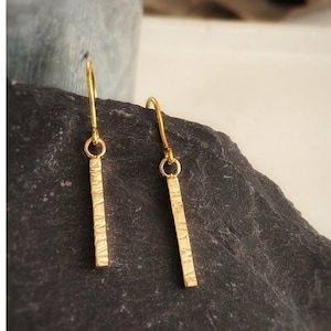 Solid 9ct gold hammered bar drop earrings, Handmade hammered textured modern gold rectangle dangly earrings, Modern Simple stylish drops