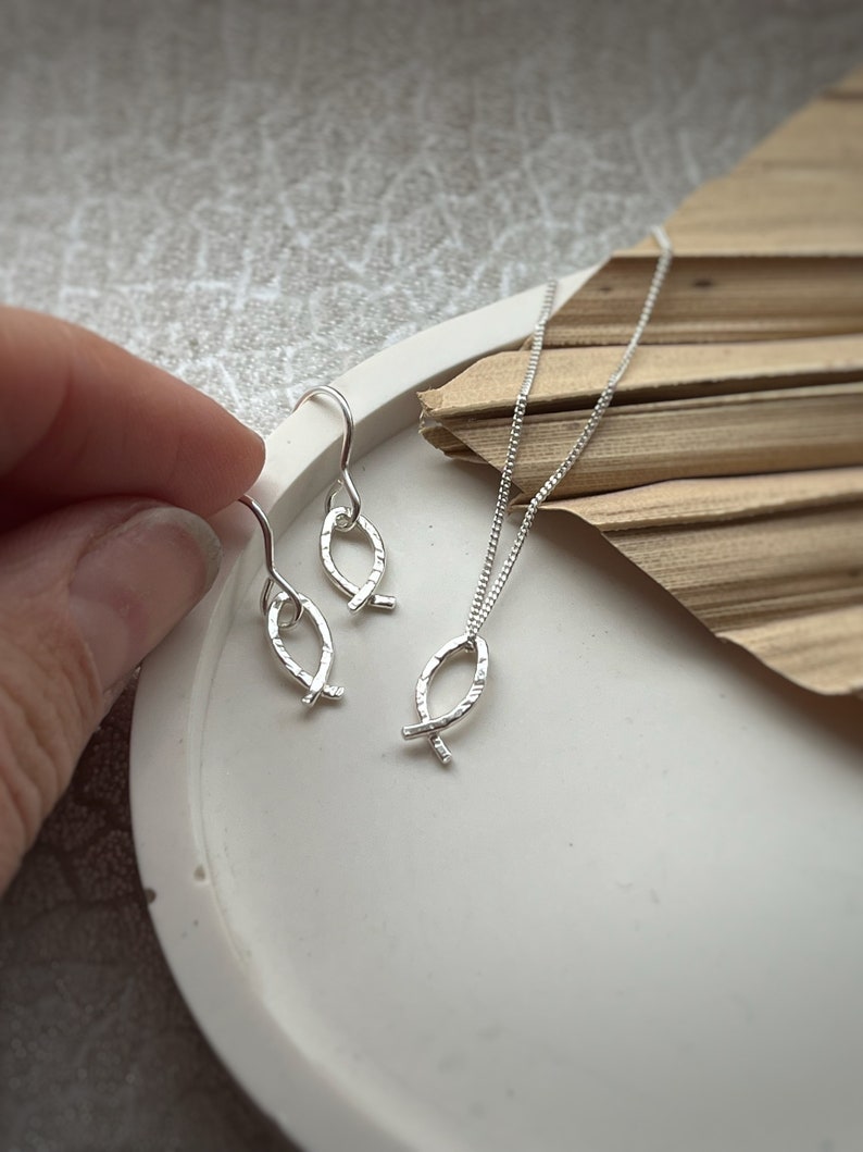 Solid sterling silver fish earrings, handmade hammered simple modern Christian ichthys Jesus Christ god religious bible drop dangle earrings afbeelding 9