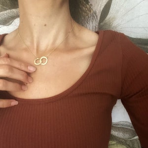 Solid gold large interlocking circle necklace, a handmade hammered textured 9ct solid gold hoop, round modern gold chain necklace image 5