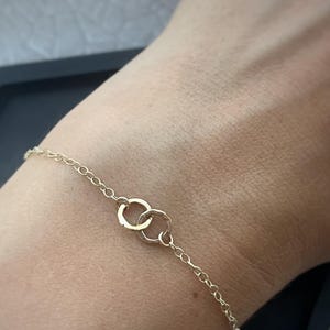 Bracciale a cerchietto intrecciato in oro massiccio riciclato da 9 carati: catena a cerchio martellata fatta a mano