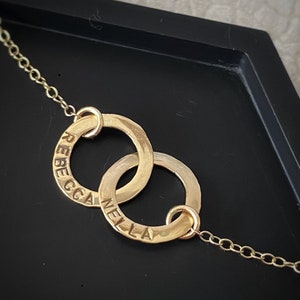 Personalised solid gold interlocking name circle necklace, handmade hammered textured 9ct solid gold hoop, round modern gold chain necklace