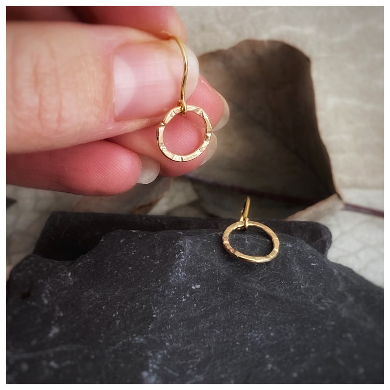 Solid 9ct gold circle drop earrings, Handmade hammered texture round dangly yellow gold earrings, Simple modern stylish geometric gold image 3
