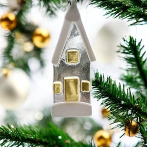 Small fused glass house ornament. Handmade by Luluverre, made in Quebec.