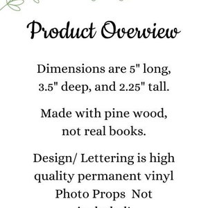 Puede incluir: Descripci&oacute;n del producto: Una estanter&iacute;a de madera con un cartel que dice "Descripci&oacute;n del producto". La estanter&iacute;a mide 12,7 cm de largo, 8,9 cm de profundidad y 5,7 cm de alto. Est&aacute; hecha de madera de pino y tiene letras de vinilo permanente de alta calidad. El cartel tambi&eacute;n indica que los accesorios para fotos no est&aacute;n incluidos.