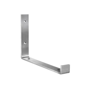Może przedstawiać: Metalowy wspornik półkowy w kształcie litery L z otworami do montażu. Wspornik ma neutralny srebrny kolor i nowoczesny, minimalistyczny design. Idealny do podtrzymywania półek lub innych przedmiotów.