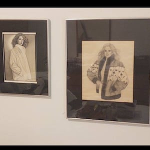 Puede incluir: Dos dibujos enmarcados de mujeres con abrigos de piel. La mujer del dibujo de la izquierda lleva un abrigo de piel blanco y la mujer del dibujo de la derecha lleva un abrigo de piel marrón y blanco.