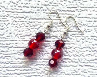 Boucles d'oreilles pendantes en perles de verre rouge rubis avec contours d'oreilles plaqués argent, boucles d'oreilles pendantes faites main dans une boîte cadeau en argent