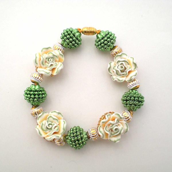 Gold und Grün Blumen Perlenarmband mit Fimo Rosen, Einzigartiges OOAK handgemachtes Schmuck in Gelber Geschenkbox