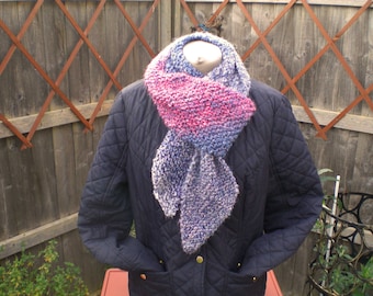 Écharpe d’hiver pour femmes tricotée à la main avec du fil chunky gris, bleu et rose, tricots uniques OOAK faits à la main