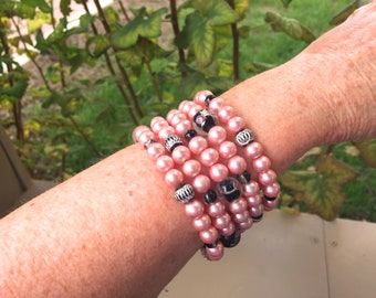 Pulsera de perlas rosas: pulsera de cinco capas hecha a mano con alambre de memoria, cuentas de lampwork y cuentas de jaula, en caja de regalo.