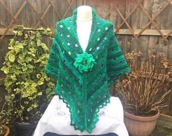 Gehäkeltes Dreieckstuch in smaragdgrünen Farben, handgefertigtes Damen-Wickeltuch aus Wollmischgarn, maschinenwaschbar