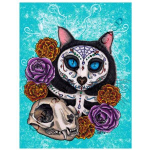 Puede incluir: Un gato negro con maquillaje de calavera de azúcar y ojos azules rodeado de caléndulas y flores moradas. El gato sostiene una calavera en sus patas.