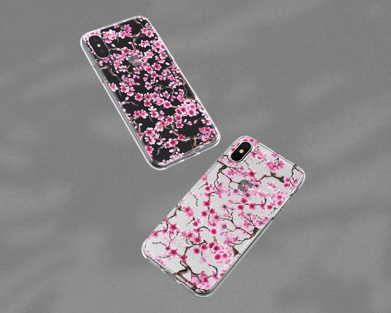 Puede incluir: Dos fundas transparentes para tel&eacute;fono con un dise&ntilde;o floral rosa y blanco. Las fundas est&aacute;n hechas de pl&aacute;stico transparente y tienen un patr&oacute;n floral impreso en la parte posterior.