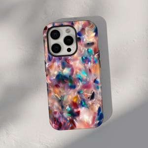 Op de afbeelding: Een telefoonhoesje met een kleurrijk, iriserend ontwerp. Het hoesje is gemaakt van hard plastic en heeft een verhoogde camerabult.