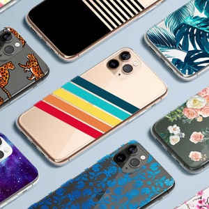 K&ouml;nnte beinhalten: Sortiment an bunten Handyh&uuml;llen mit verschiedenen Designs, darunter ein Galaxie-Druck, ein tropisches Blatt-Muster, ein Blumenmuster und ein Regenbogenstreifen-Muster.