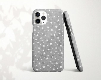 Puede incluir: Una funda de teléfono gris con un patrón de estrellas blancas. La funda tiene un recorte para la cámara y un borde elevado alrededor de la pantalla.