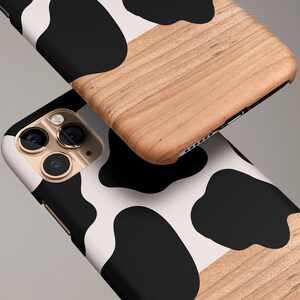 Custodia per telefono con stampa mucca in bianco e nero e finto legno / iPhone 14 Pro Max 13 Pro 12 Mini 11 XR XS 8 Plus SE3 / Custodia a scatto minimalista o resistente immagine 2