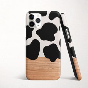Custodia per telefono con stampa mucca in bianco e nero e finto legno / iPhone 14 Pro Max 13 Pro 12 Mini 11 XR XS 8 Plus SE3 / Custodia a scatto minimalista o resistente immagine 1