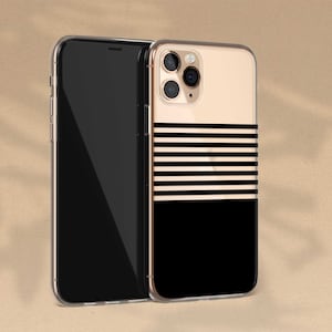K&ouml;nnte beinhalten: Eine transparente Handyh&uuml;lle mit einem schwarz-goldenen Streifenmuster. Die H&uuml;lle hat einen schwarzen Hintergrund mit goldenen Streifen und einen schwarzen Rand. Die H&uuml;lle ist f&uuml;r ein Smartphone mit einem Dreifach-Kamerasystem konzipiert.