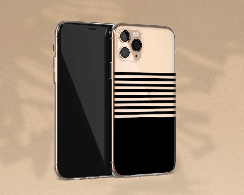 K&ouml;nnte beinhalten: Eine transparente Handyh&uuml;lle mit einem schwarz-goldenen Streifenmuster. Die H&uuml;lle hat einen schwarzen Hintergrund mit goldenen Streifen und einen schwarzen Rand. Die H&uuml;lle ist f&uuml;r ein Smartphone mit einem Dreifach-Kamerasystem konzipiert.