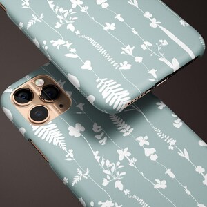Capa para iPhone 12 com estampa de flores brancas em fundo verde, compatível com iPhone 11 Pro Max, iPhone XS Max, 8 Plus, 7, XR e 6. Ideal para presentear em tons pastel verde-claro. imagem 2
