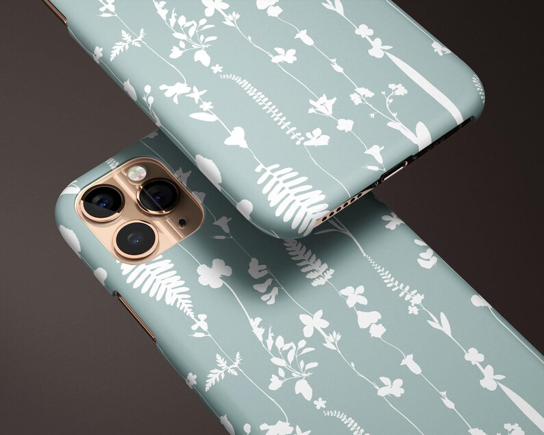Capa para iPhone 12 com estampa de flores brancas em fundo verde, compatível com iPhone 11 Pro Max, iPhone XS Max, 8 Plus, 7, XR e 6. Ideal para presentear em tons pastel verde-claro. imagem 2