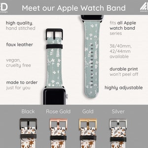 Puede incluir: Primer plano de cuatro correas para Apple Watch con cierres de diferentes colores: negro, oro rosa, oro y plata. Las correas est&aacute;n hechas de piel sint&eacute;tica y tienen un estampado floral. El texto "fits all Apple watch band series" es visible en la imagen.