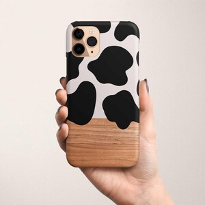 Custodia per telefono con stampa mucca in bianco e nero e finto legno / iPhone 14 Pro Max 13 Pro 12 Mini 11 XR XS 8 Plus SE3 / Custodia a scatto minimalista o resistente immagine 3