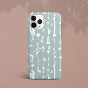 Capa para iPhone 12 com estampa de flores brancas em fundo verde, compatível com iPhone 11 Pro Max, iPhone XS Max, 8 Plus, 7, XR e 6. Ideal para presentear em tons pastel verde-claro. imagem 3