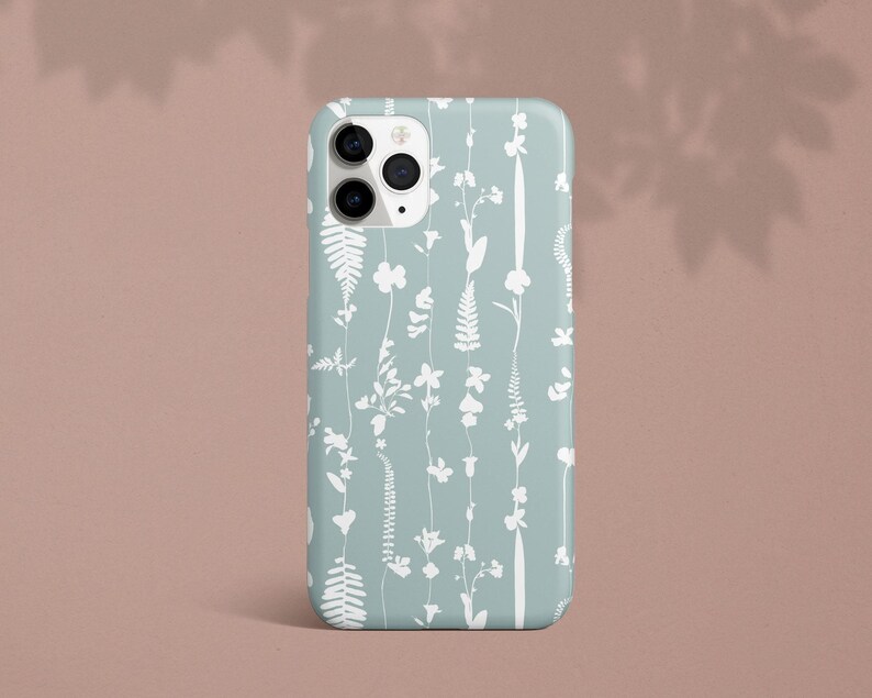 Capa para iPhone 12 com estampa de flores brancas em fundo verde, compatível com iPhone 11 Pro Max, iPhone XS Max, 8 Plus, 7, XR e 6. Ideal para presentear em tons pastel verde-claro. imagem 3